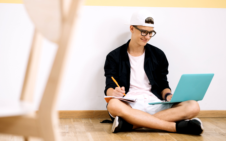 Etudiant qui travaille sur un ordinateur portable